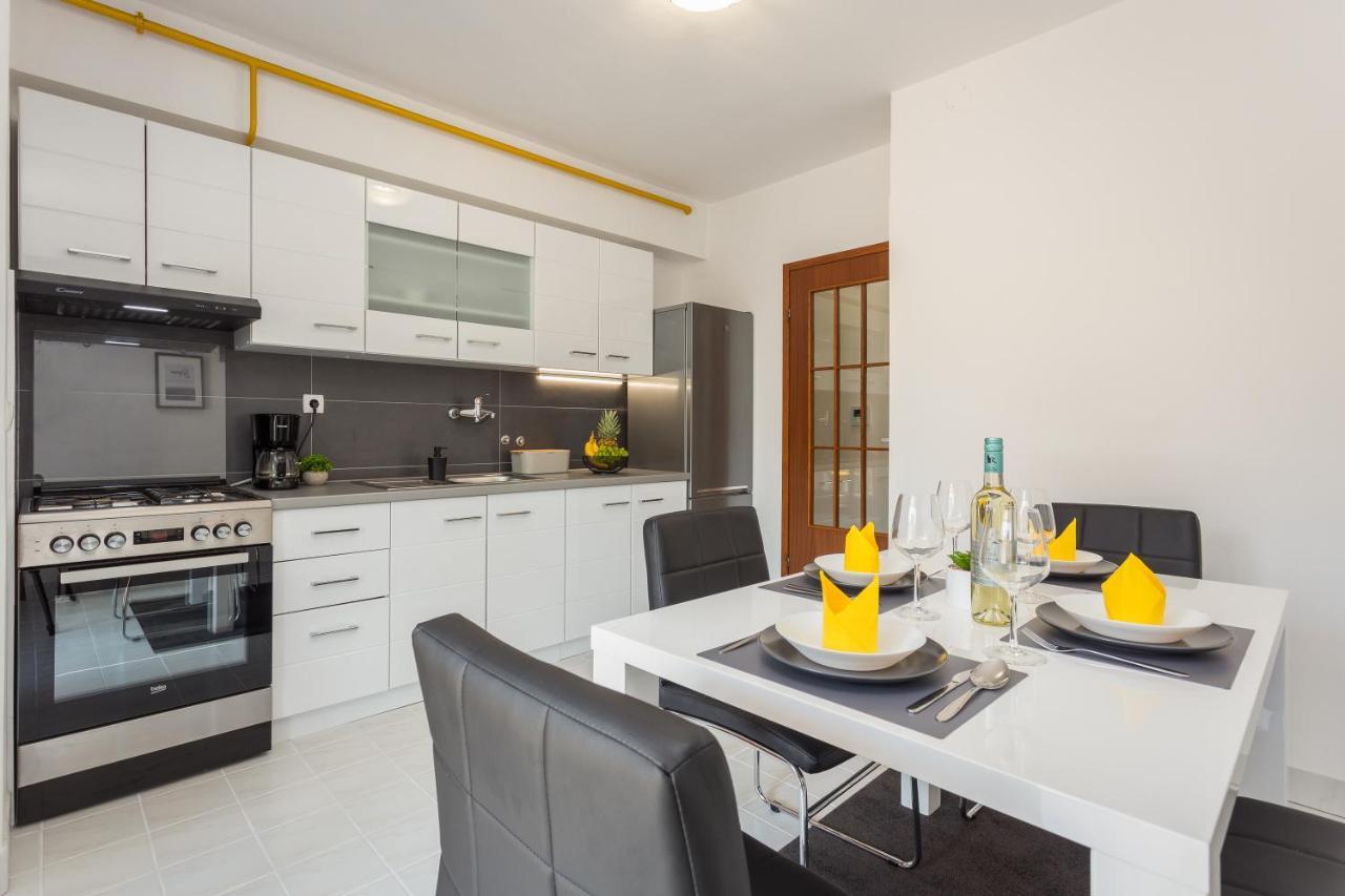 Laveruda Apartment With Balcony And Free Parking Pula Exterior photo