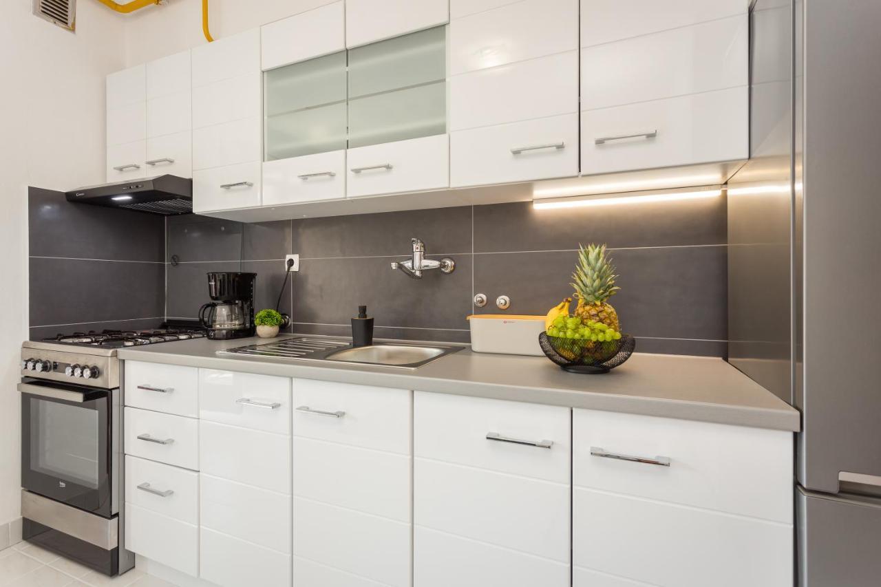 Laveruda Apartment With Balcony And Free Parking Pula Exterior photo