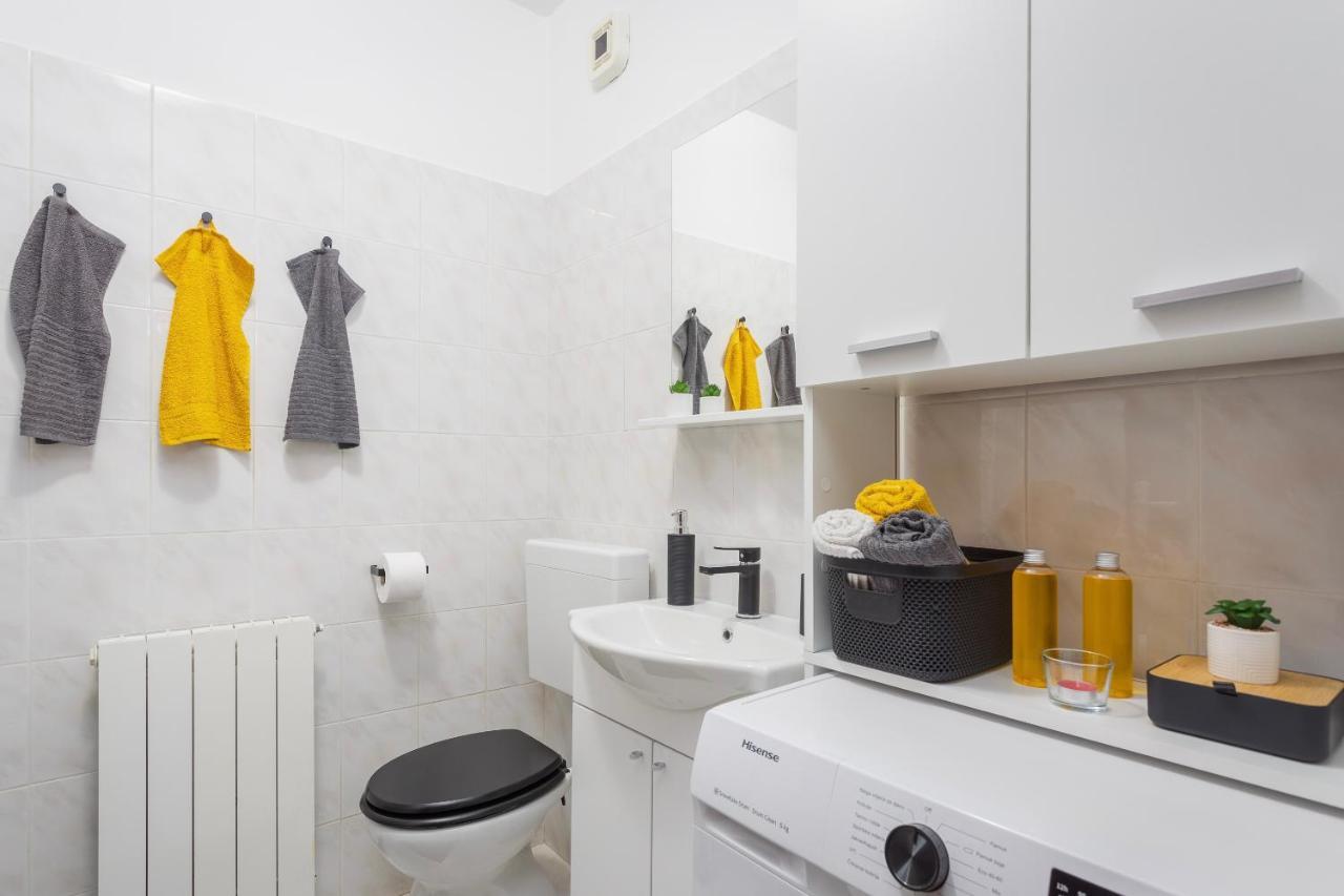 Laveruda Apartment With Balcony And Free Parking Pula Exterior photo